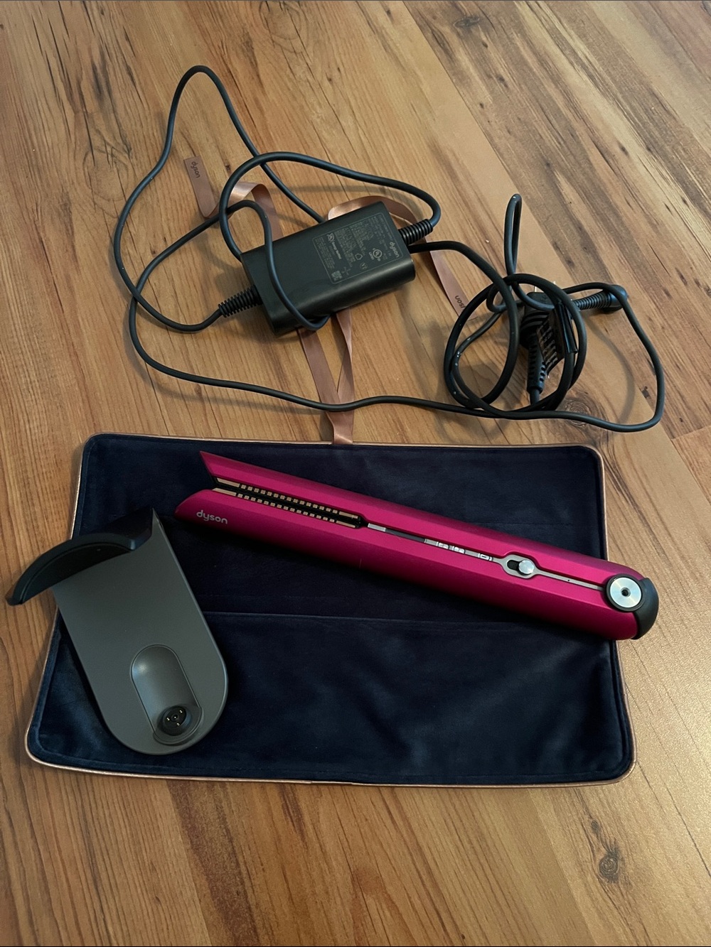 Dyson fuchsia pink hair straightener with charger and mat. 

Excellent Condition